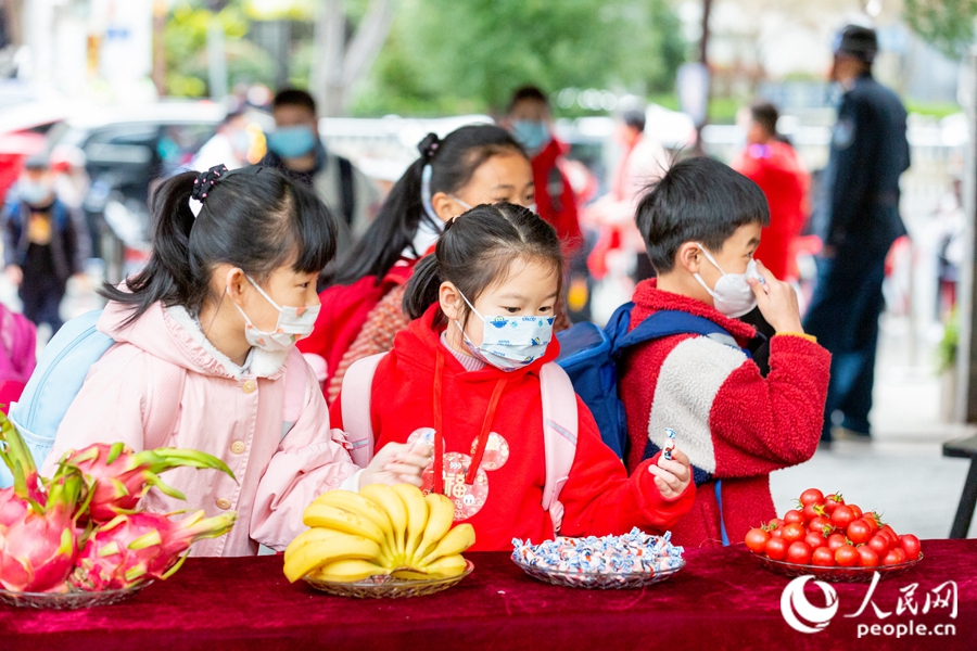 福州市鼓樓第一中心小學為孩子們準備了開學水果。康磊攝