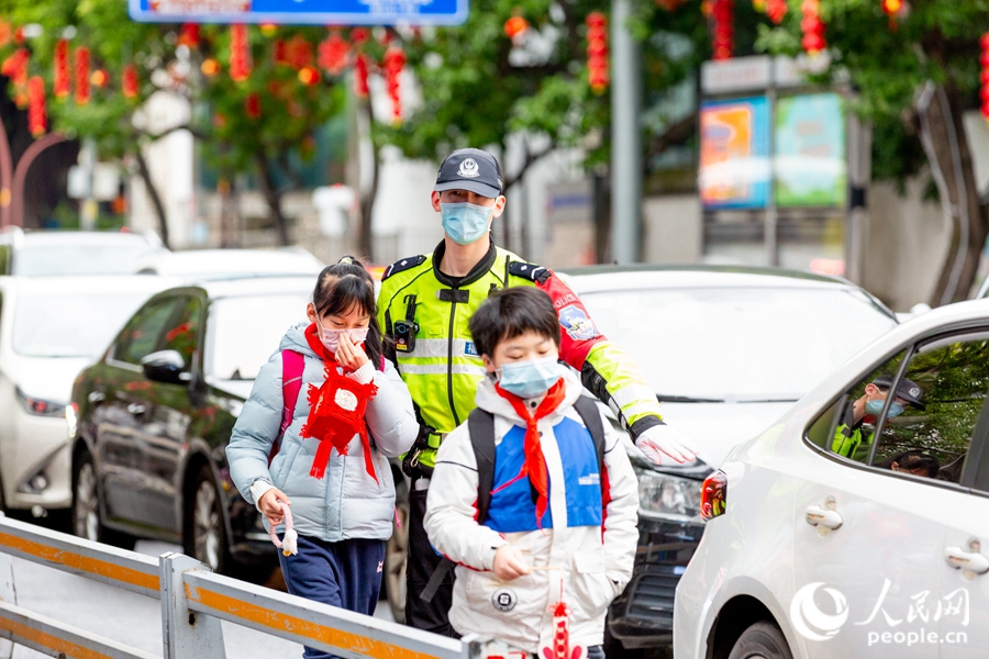 福州市鼓樓第一中心小學校門口，交警為“神獸”們保駕護航?？道跀z