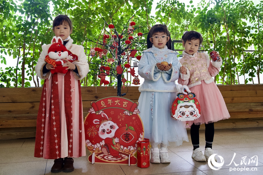 福州市中山小學的同學們身著年服進校園，開學第一天年味滿滿。黃梓淇攝