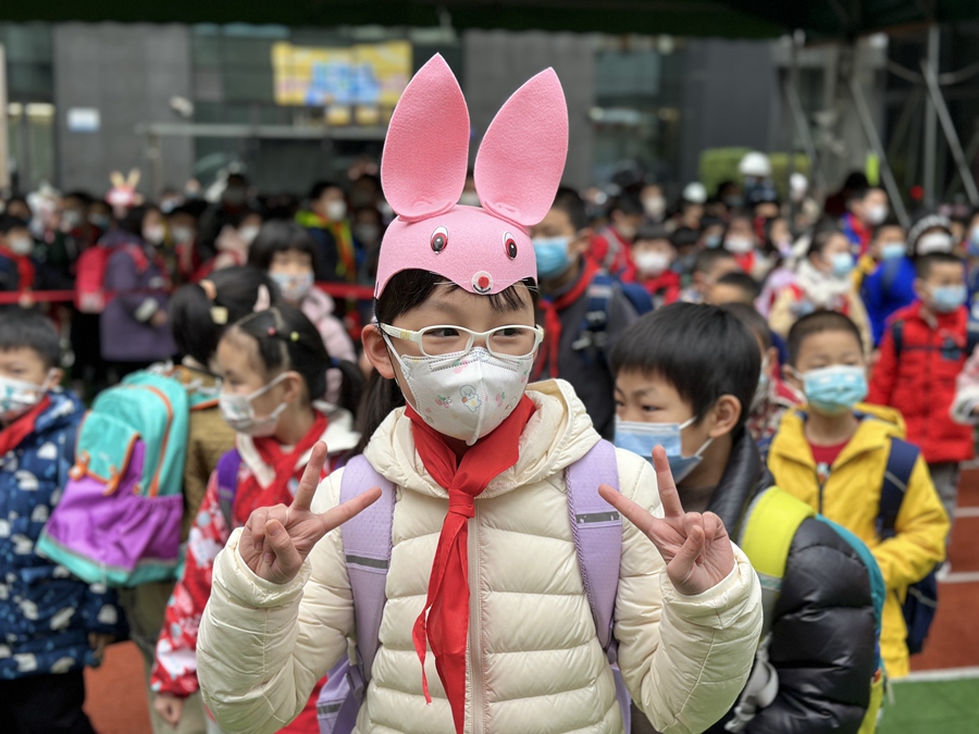 福州市中山小學的同學們帶著自己手工制作的兔子頭飾來學校報到。福州市中山小學供圖