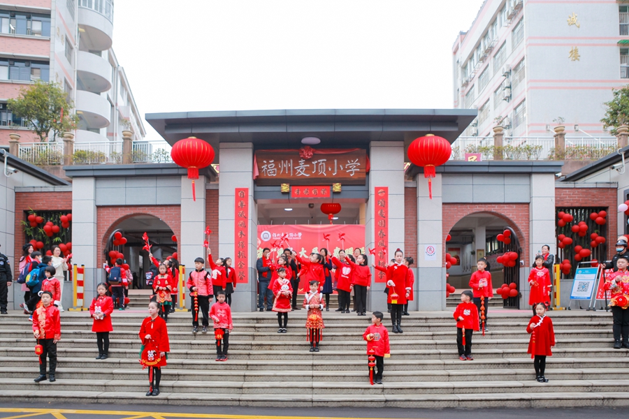 開學首日，同學們一身紅衣服，喜氣洋洋。福州市麥頂小學供圖