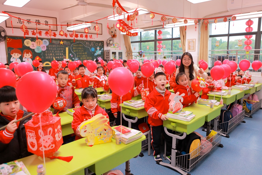 同學們和氣球、花燈合影。福州市麥頂小學供圖