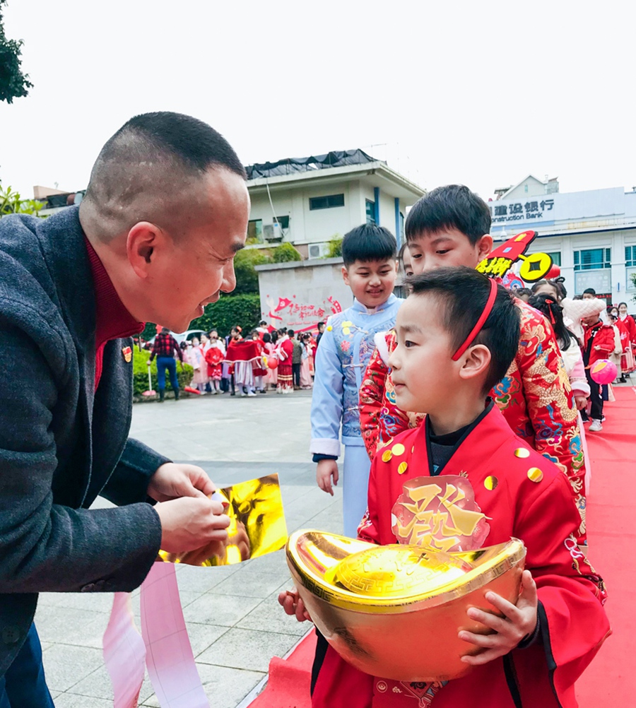 福州市倉山區(qū)第四中心小學校長給學生貼“金點點”，寓意兔年吉祥健康，大展宏圖。福州市倉山區(qū)第四中心小學供圖