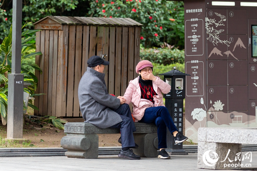 中年夫妻在午后的公園中談天說(shuō)地?？道跀z