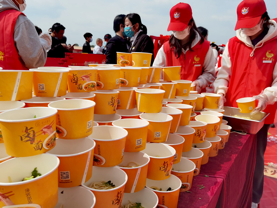 現(xiàn)場為市民游客免費分發(fā)特色美食“漳州鹵面”。主辦方供圖