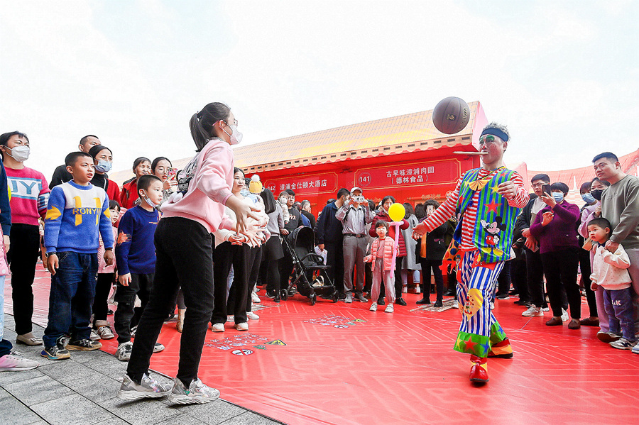 市民游客享受口福的同時，還積極參與各種互動活動。主辦方供圖