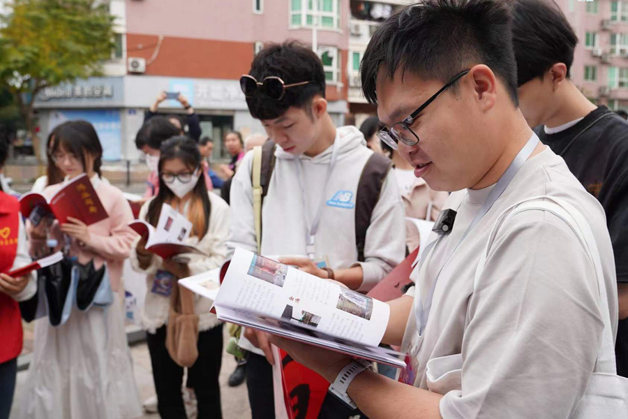 兩岸大學(xué)生在福州社區(qū)參訪調(diào)研。福州市臺(tái)辦供圖