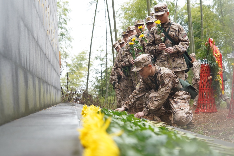 武警南平支隊執(zhí)勤三大隊組織新兵祭掃張山頭無名紅軍墓群。張陳宇攝