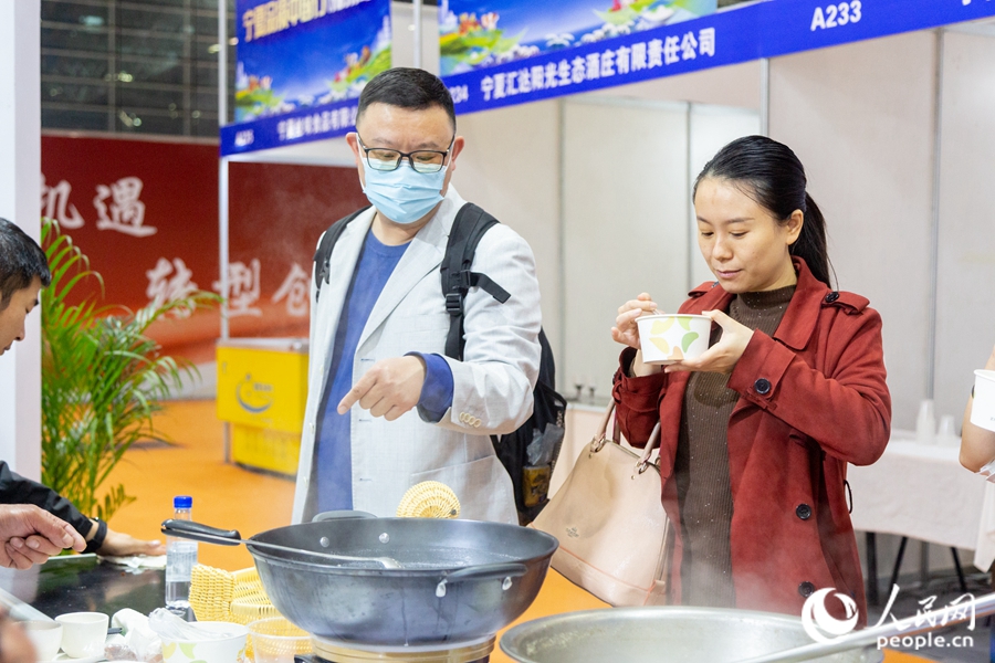 市民朋友在現(xiàn)場品嘗來自閩北的美食。實習(xí)生康磊攝