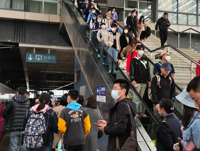 旅客在站臺(tái)有序登車。韓毅攝