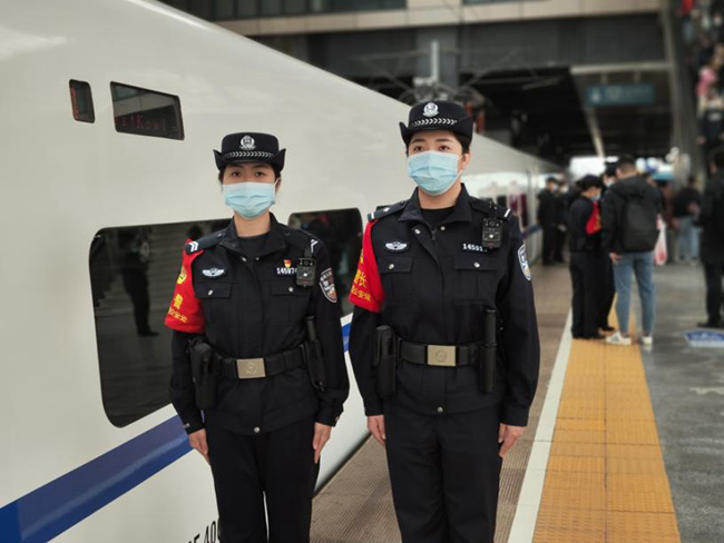 福港高鐵女子乘警隊(duì)的女乘警們正在值乘。韓毅攝