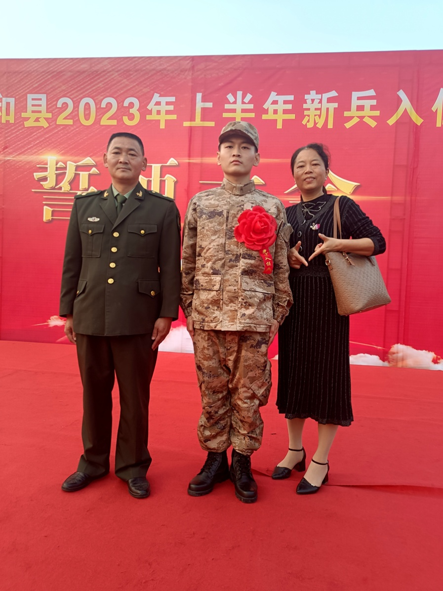 即將入伍的賴靖林與父母合影。漳州市退役軍人事務(wù)局供圖