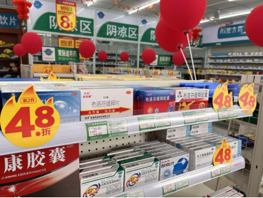 福州市鼓樓區(qū)的一家門店內(nèi)，退燒止痛類藥品備貨充足。劉娜攝