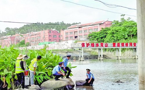 廈門市生態(tài)環(huán)境部門開展汀溪流域地表水環(huán)境質(zhì)量巡查。