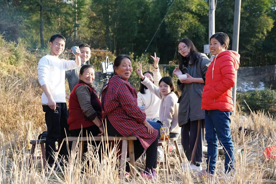 鄉(xiāng)野藝校成員們與鄉(xiāng)親打成一片。受訪者供圖