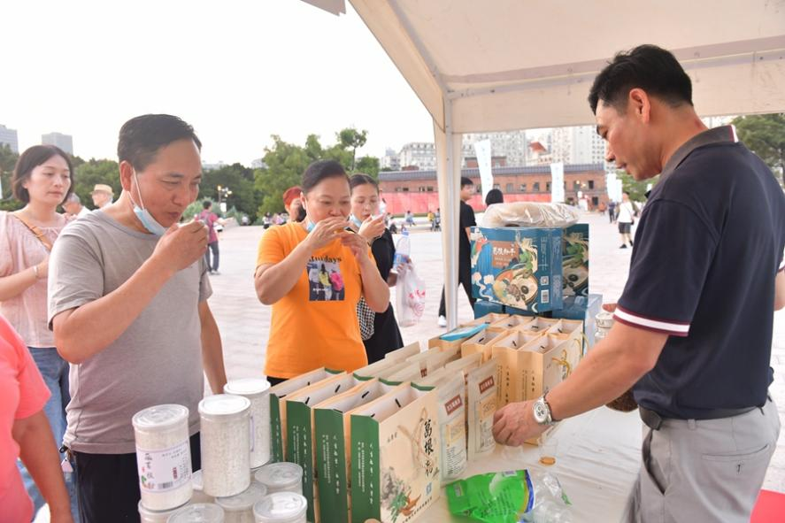 福州市民正在品嘗葛根粉。吳曉真攝