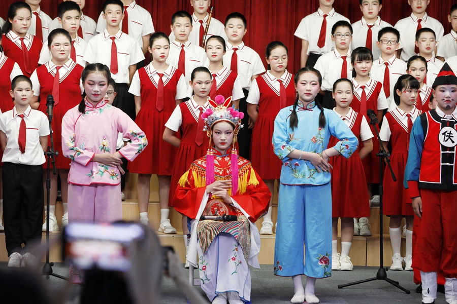 曾獲中國(guó)少兒戲曲小梅花薈“小梅花”稱號(hào)的莆仙戲小演員翁馨和同學(xué)們表演《大且喜》片段。莆田市實(shí)驗(yàn)小學(xué)供圖.jpg