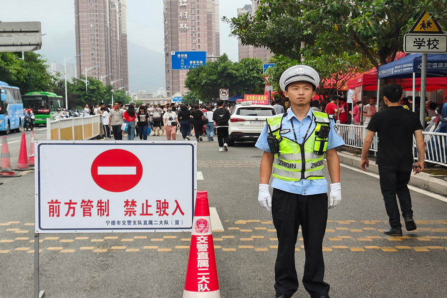 10.6月7日上午8時(shí)許，在寧德五中考點(diǎn)前，交警設(shè)置了交通管制提示牌，及時(shí)引導(dǎo)車(chē)輛快速有序通行。寧德交警供圖