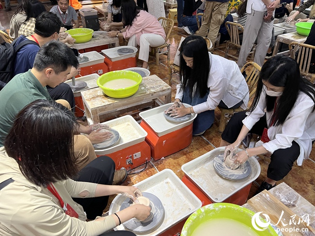 在順美陶瓷生活館，采訪團成員們親手體驗陶瓷手拉坯制作過程。人民網(wǎng) 陳騰攝