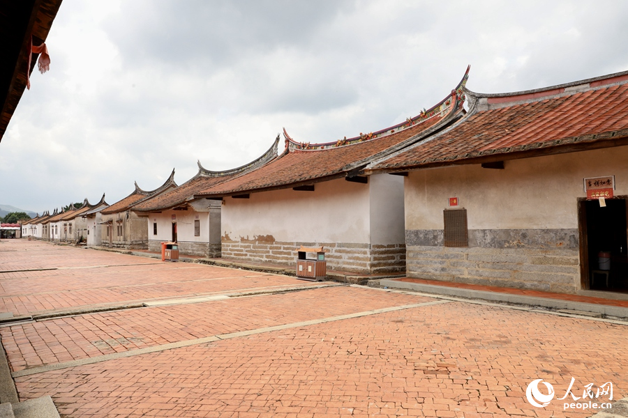 東園鎮(zhèn)埭美古村是漳州市現(xiàn)存最大、保存最完整的古民居建筑群，古厝成軸對稱排列，房子格局大小一模一樣，被譽(yù)為“閩南第一村”。人民網(wǎng) 謝小姿攝