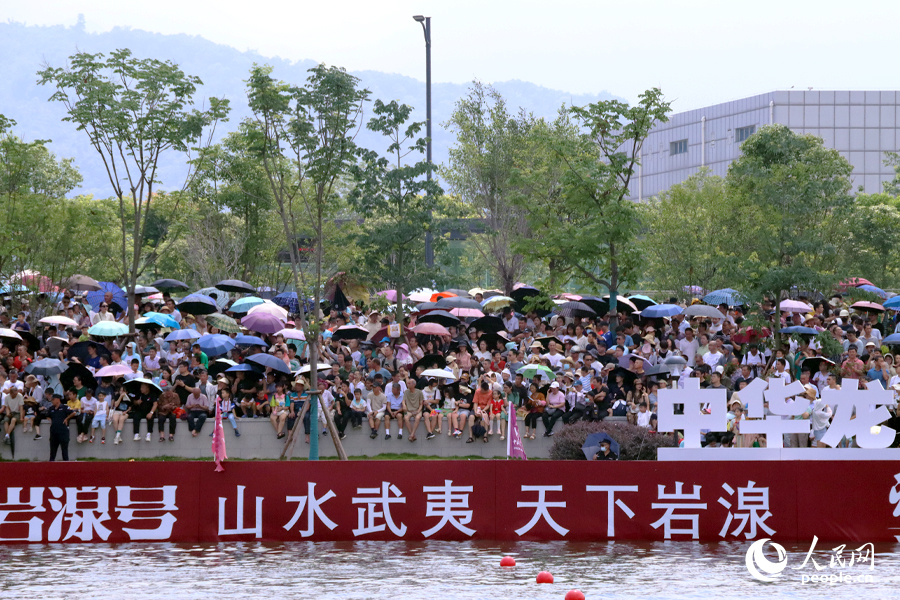 浦下河龍舟池兩岸，觀賽者摩肩接踵。人民網(wǎng)記者 劉卿攝