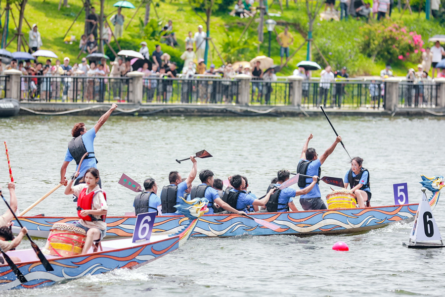 首支沖過(guò)終點(diǎn)的隊(duì)伍歡呼雀躍。主辦方供圖