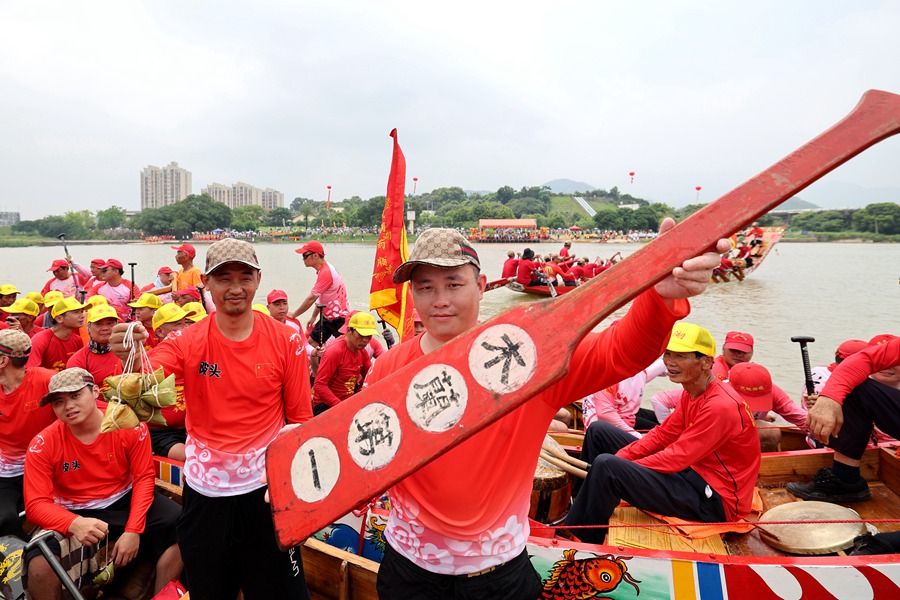 6月22日在木蘭陂公園舉行端午“爬龍船”民俗賽事，村民手舉船槳，興致高漲。陳斌攝