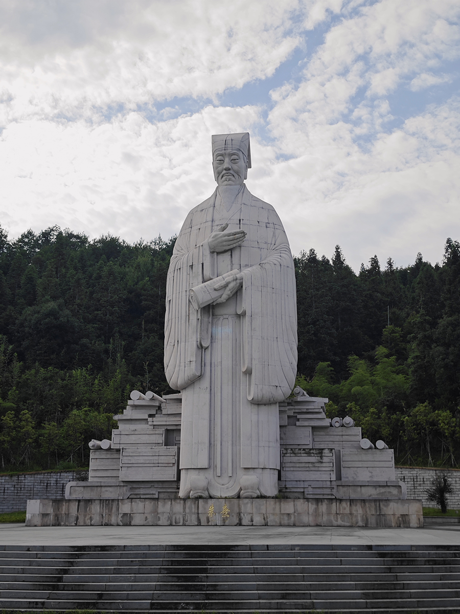 朱子雕像面容慈祥，左手持卷，右手捧心，好似正與訪客娓娓道來(lái)其正心誠(chéng)意、格物致知之學(xué)。黃東儀攝