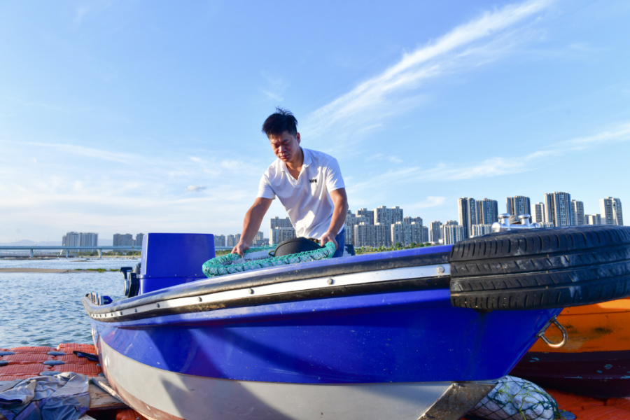 陳燕武整理漁具。夏海濱攝