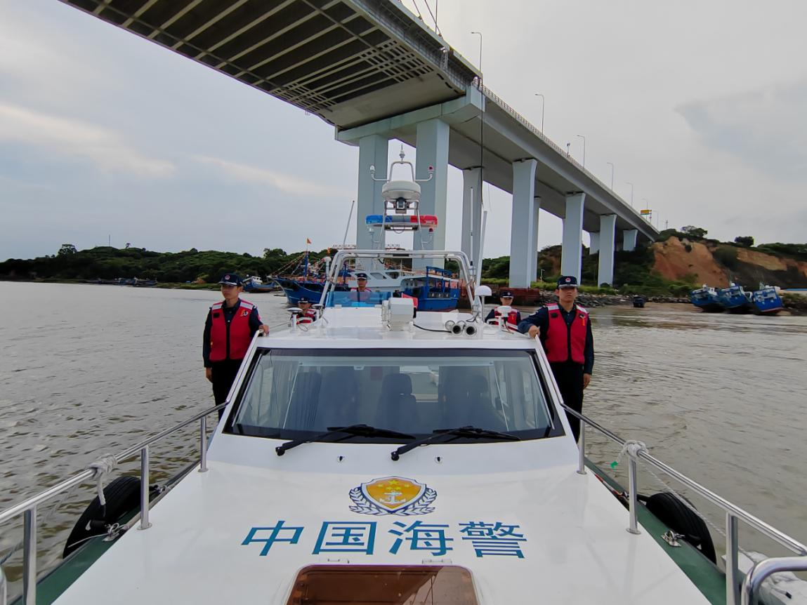 漳州海警局執(zhí)法人員正在廈漳大橋附近海域開展海上巡邏。漳州海警局供圖