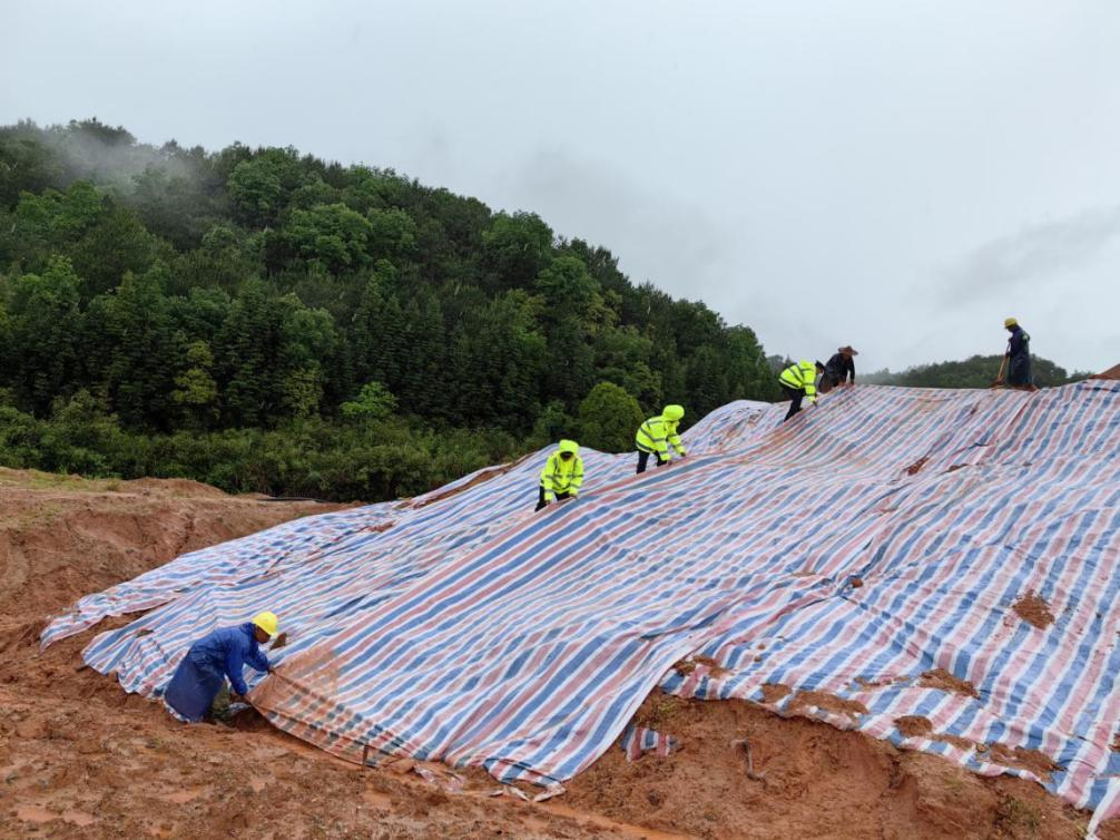 南平高速執(zhí)法支隊對重點施工企業(yè)進行監(jiān)管。福建省交通廳供圖