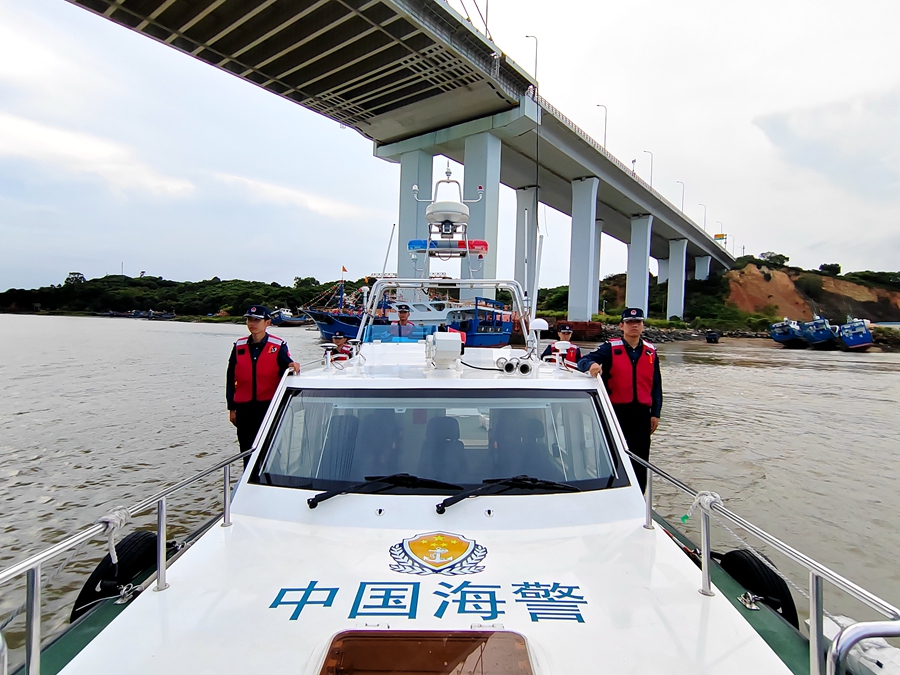 臺(tái)風(fēng)來(lái)臨前夕，漳州海警部門(mén)組織在轄區(qū)海域巡邏。漳州海警局供圖