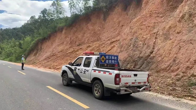 永定大隊組織民輔警深入轄區(qū)道路，全線排查道路交通安全隱患。