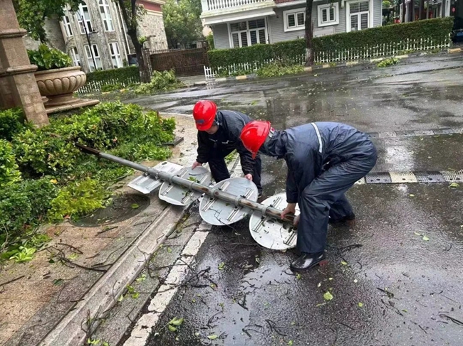 清理路障。豐澤區(qū)融媒體中心供圖