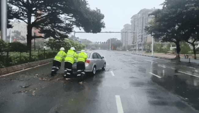 合力推動(dòng)拋錨的汽車。豐澤區(qū)融媒體中心供圖