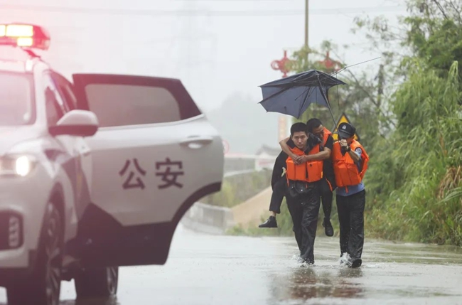 背起受困群眾。福建省公安廳供圖