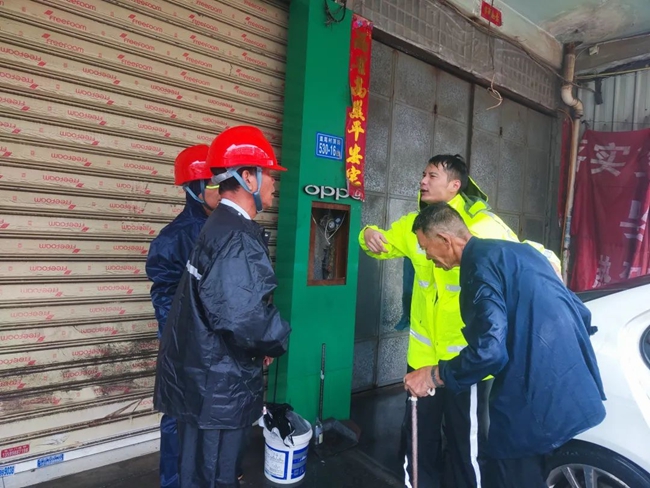 頂風(fēng)冒雨護(hù)送迷路老人回家。福建省公安廳供圖