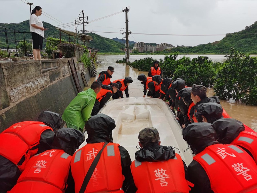 7月29日，福州連江，武警福建總隊機動支隊官兵利用沖鋒舟展開救援。黃祖萬攝