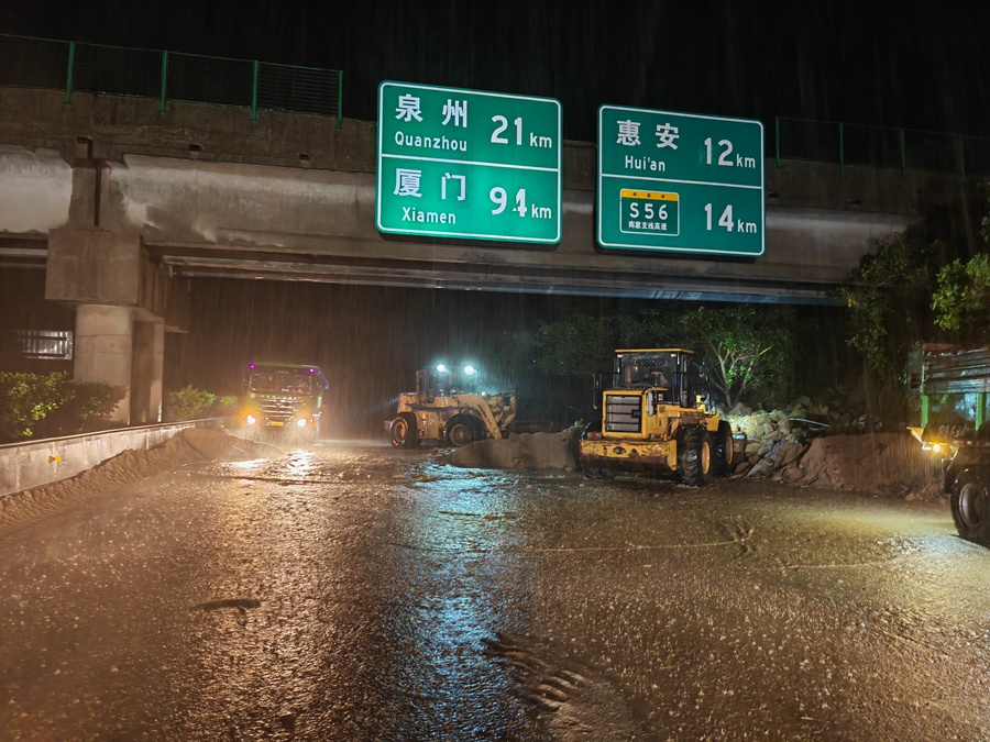 沈海高速泉州路段水毀損失嚴重，福建高速集團在爭分奪秒開展路面清理。福建高速集團供圖