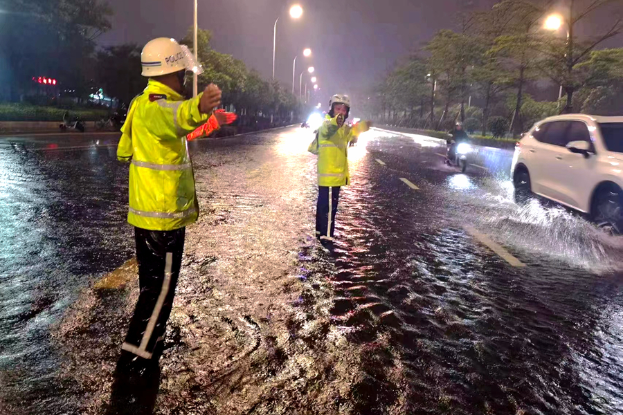 交警部門持續(xù)疏導(dǎo)積水路段交通。福州市公安局交警支隊供圖