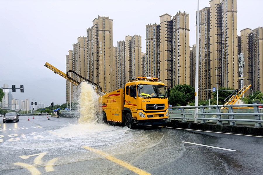 福州市城市排水有限公司工作人員對市區(qū)積水點進(jìn)行排水處置。福州市城市排水有限公司供圖