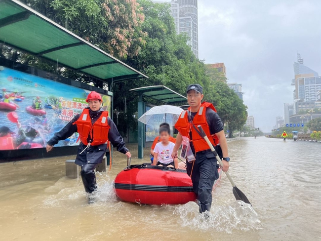 永泰公安民警轉(zhuǎn)移積水路段受困兒童。福州公安供圖