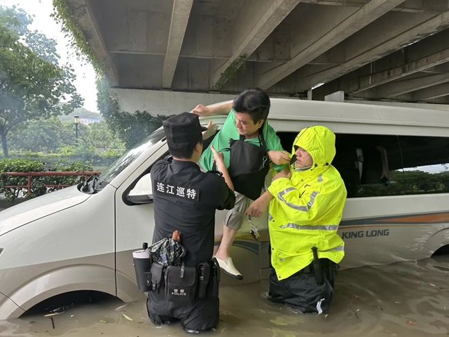 連江巡特警救助車內(nèi)被困群眾。福州公安供圖