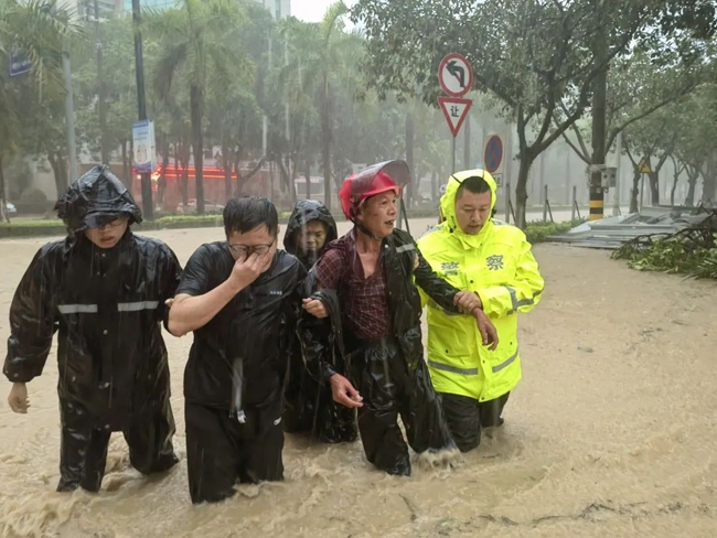 南安柳城派出所民警緊急救援被洪澇沖走的群眾。泉州公安供圖