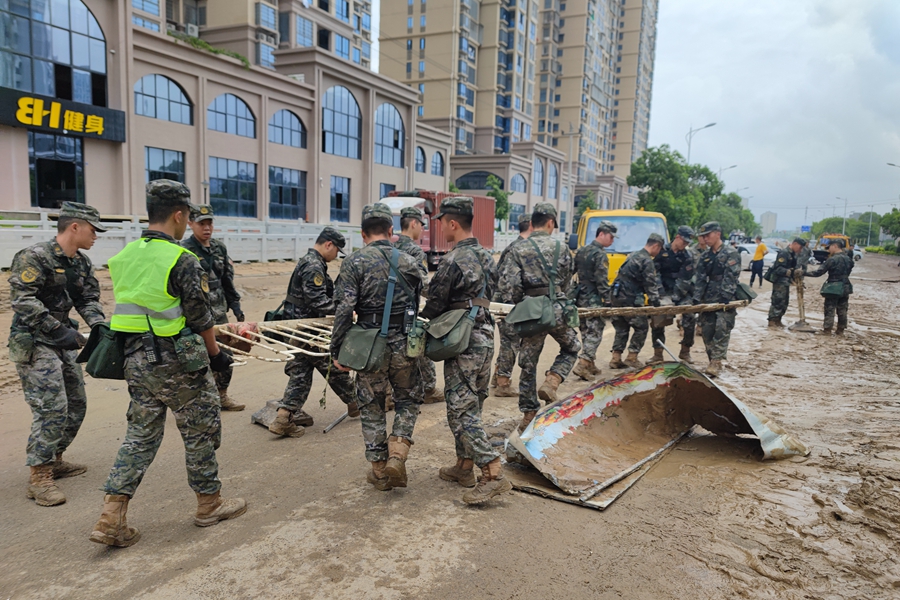 搶修道路。