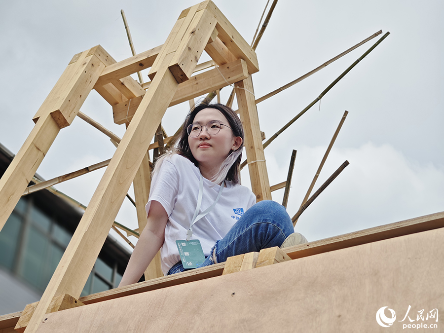 8月9日，“中建海峽杯”第十屆海峽兩岸大學生實體建構(gòu)大賽現(xiàn)場，銘傳大學建筑系的吳函恩同學坐在自己親手搭建的作品頂部眺望遠處。人民網(wǎng) 黃東儀攝