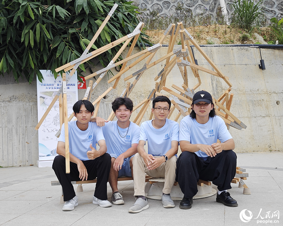 8月9日，“中建海峽杯”第十屆海峽兩岸大學生實體建構(gòu)大賽現(xiàn)場，來自臺北科技大學建筑系的參賽選手在他們題為《閩濤》的作品前合影。人民網(wǎng) 黃東儀攝