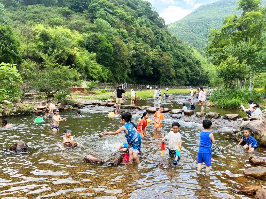 游客在九阜山旅游景區(qū)戲水。三明市融媒體中心供圖