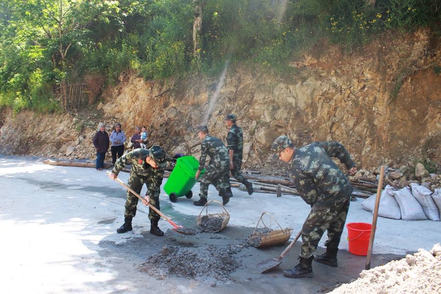 2019年5月，中隊(duì)官兵到上黨村幫助村民開展道路硬化工程（資料圖）。壽寧中隊(duì)供圖