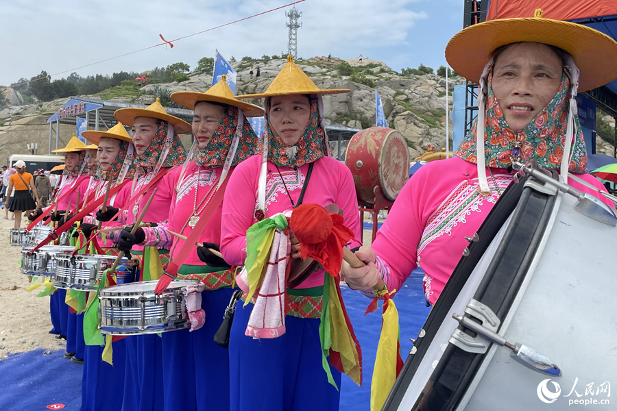 莆田南日島上，身著漁女服飾的當?shù)貗D女歡送漁民出海。人民網(wǎng)記者 林盈攝